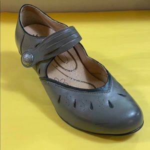 Aetrex Gray Mary Jane Heels